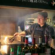 看板メニューの『炭火焼』は、オーダーごとにキッチンで焼きあげ、できたて、焼きたてのおいしさをそのままテーブルへ届けています。肉そのものの旨みを楽しめるシンプルな料理をぜひ楽しんで。