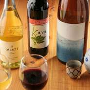 生ビールは提供店舗が限られている『パーフェクト黒ラベル』を導入。ボトルで豊富に取り揃えたワインは、自然派を中心にラインナップしています。地酒と全国の銘酒が並ぶ日本酒は、燗酒がおすすめの純米酒です。