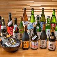 板野酒造の『大吟醸　吉備膳』や三宅酒造の『大吟醸　粋府』など、岡山の地酒を中心に、料理に合う日本酒を厳選してラインナップしています。また、『久保田』や『獺祭』『八海山』など、全国の人気銘柄も揃います。