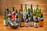 板野酒造の『大吟醸　吉備膳』や三宅酒造『大吟醸　粋府』といった地元岡山の蔵元による地酒が豊富に揃っています。ほかに、生きたビール酵母の入った下面発酵の地ビール『独歩　ピルスナー』などもあり。