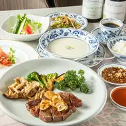 黒毛和牛フィレをメインに据えた『ステーキディナー』。絶妙な火入れのステーキの味わいを引き立てるのは、倉敷の醤油を使った2種のソース。お店のこだわりの存分に堪能できる定番のディナーコースです。