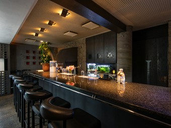 食事前や食後にゆったりと過ごせるBARコーナー