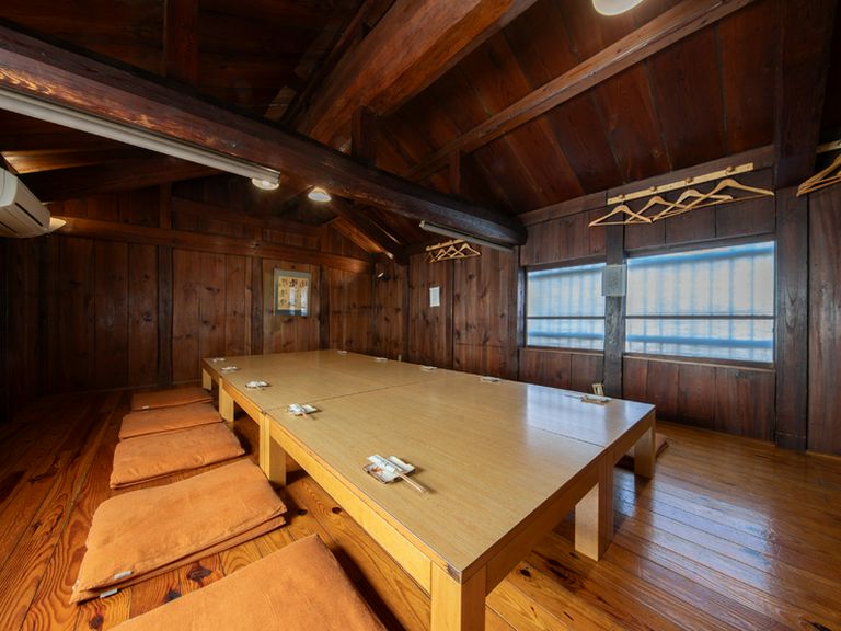 コース料理と飲み放題オプションで、満ち足りた会食を