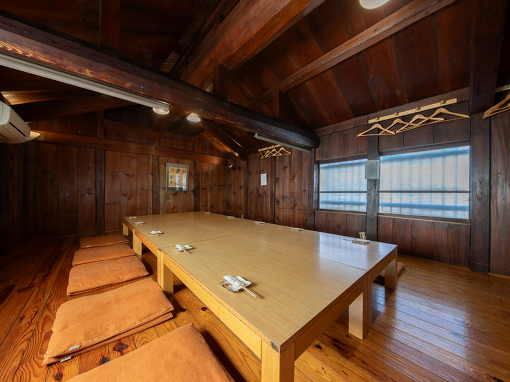 コース料理と飲み放題オプションで、満ち足りた会食を