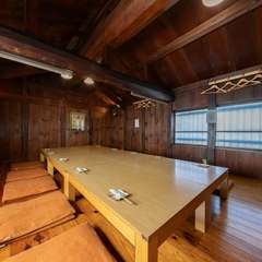 コース料理と飲み放題オプションで、満ち足りた会食を