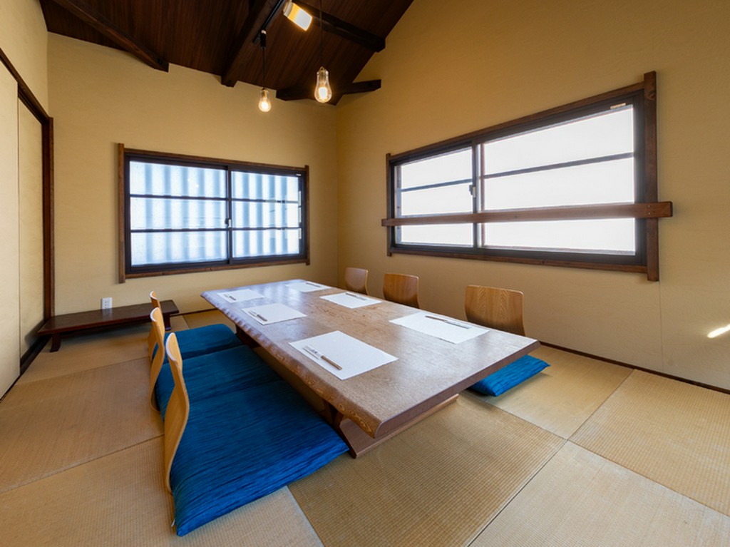 和の風情を感じながらくつろげる、落ち着いた個室席