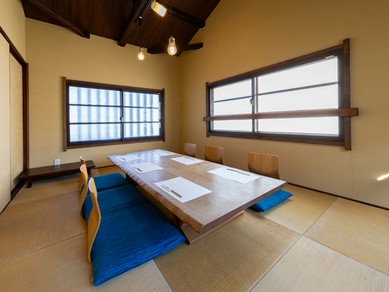 和の風情を感じながらくつろげる、落ち着いた個室席