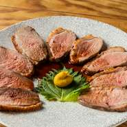 岩手県産の合鴨を使用し、特製の漬けタレに漬けて焼き上げた一皿です。脂の甘みや赤身の旨み、香りなど、国産鴨ならではの深みを楽しめます。絶妙な焼き加減で、美しいロゼ色に。