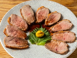 脂の甘みや赤身の旨み、香りを感じる『国産合鴨のロース焼き』