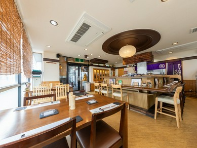 都会の喧騒を忘れさせてくれる。木の温もり溢れる穏やかな空間