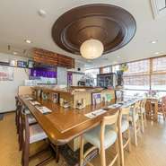 店内は清潔感のある落ち着いた雰囲気。広々としたカウンターはデートにピッタリです。こだわりの京風料理や定番の串揚げなど、季節感を味わえるコースは二人の記念日にもオススメです。