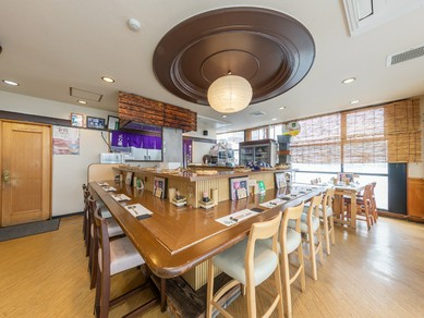 二人の会話も自然と弾む、肩を並べて過ごすカウンターデート