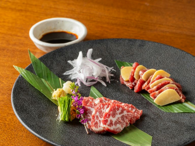 新鮮さと品質にこだわり。熊本県産の厳選された馬肉を使用『九州直送　馬刺し各種』