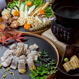 一風変わった鰻のしゃぶしゃぶ。生涯で一度は絶対に食べてほしいくし亭の贅沢なコースです。