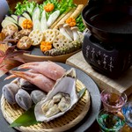 冬の味覚を贅沢に堪能できる、当店自慢の海鮮鍋コース。120分飲み放題付きでご用意。