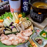 京の伝統を感じる上品なお出汁に、スパイスの香りを重ねた特製カレー鍋。飲み放題付きでお楽しみください。