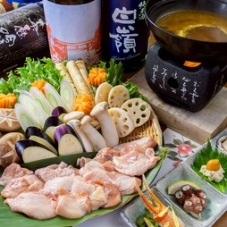京の伝統を感じる上品なお出汁に、スパイスの香りを重ねた特製カレー鍋。飲み放題付きでお楽しみください。