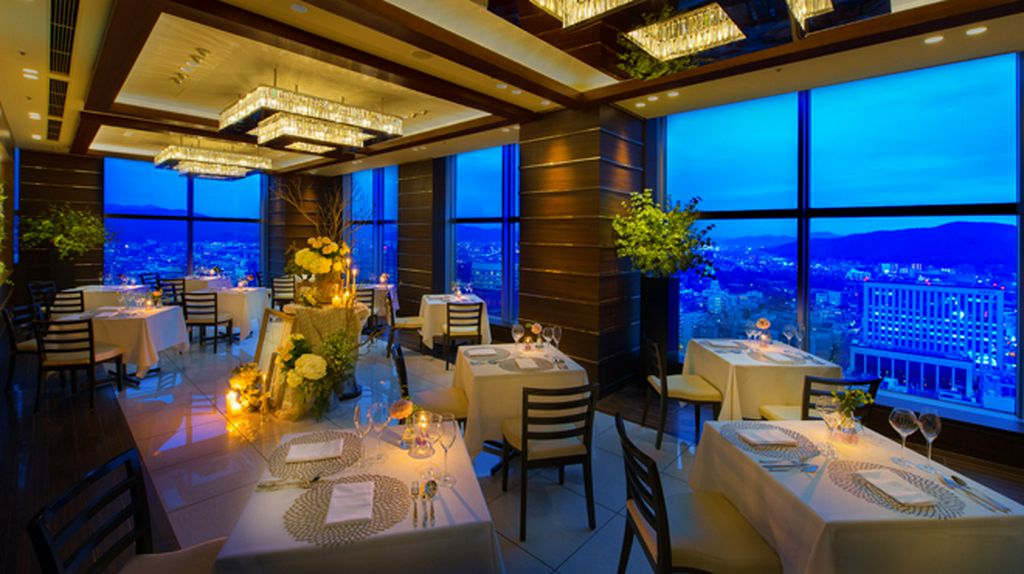 高層ビルの最上階から眺める岡山の夜景