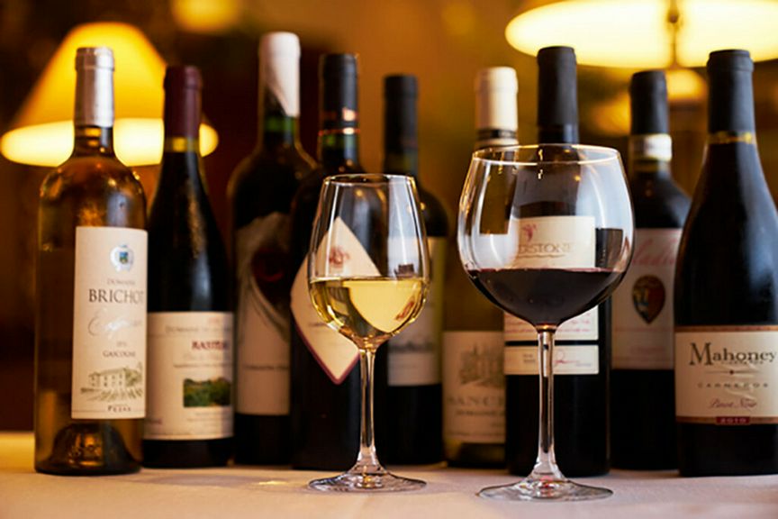 絶景と共に楽しむ、華やかな料理と厳選ワイン