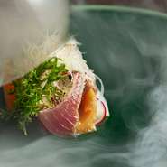瀬戸内海の鮮魚に、食べごろを迎えた大地と太陽の恵み…。岡山県産の季節の素材で構成された“晴れの国”岡山を味わい尽くすコース料理です。