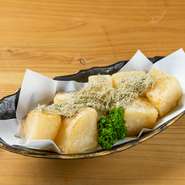 おでん風に柔らかく煮込んだ大根を、衣を付けてサクッと揚げた逸品。学生が育ててくれた新鮮な野菜たちは、メイン料理としてお肉にも引けをとらない存在感です。