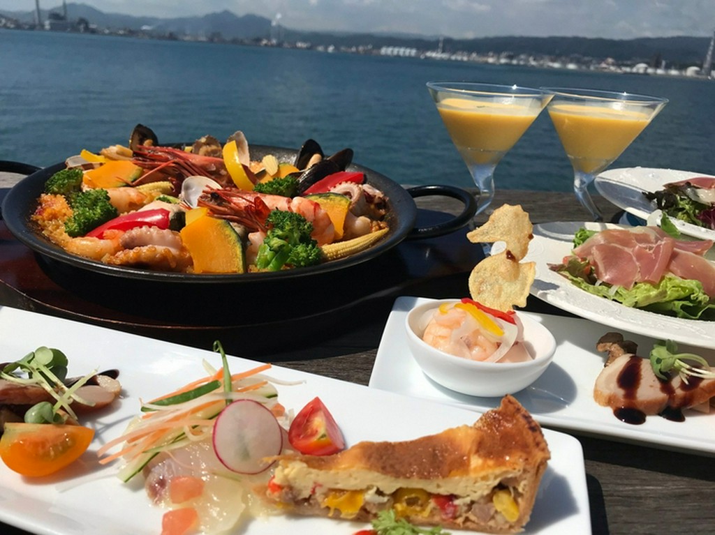 マリーナレストランのパエリアランチ