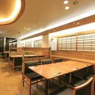 【1階】テーブル 6名様×3席 (バリアフリーの開放的な寛ぎ空間)