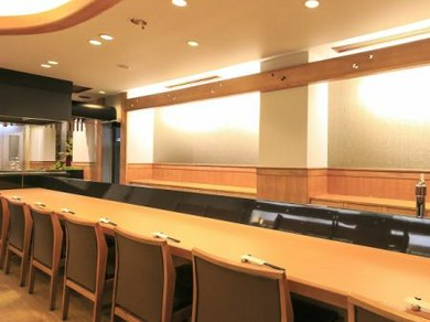 広々とした店内。さまざまなお部屋、カウンター席もございます