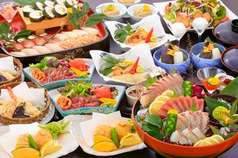 【個室四季料理 くらり】では、さまざまなコースを季節に応じてご用意しております。