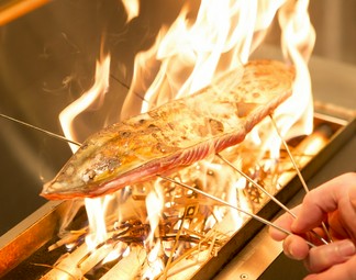 当店では四季に応じた生のカツオを使用しております。