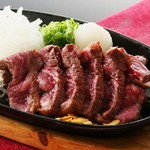土佐あかうしは肉本来の凝縮された旨味と味わいがあり、低脂肪・低カロリーのヘルシーなお肉です