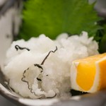鯨の尾羽や本皮を塩蔵したものを薄切りにして湯がき、冷水にさらしたもの。酢味噌でお召し上がりください
