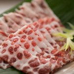 顎から関節周辺の身で霜降り肉の様な鯨肉です