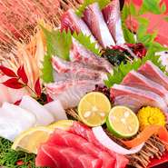 こだわりの鮮度と盛り付け。四季折々の鮮魚がお手頃価格でお楽しみ頂けます。
二人前1760円(税込)～、三人前2640円(税込)～