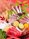 こだわりの鮮度と盛り付け。四季折々の鮮魚がお手頃価格でお楽しみ頂けます。
二人前1760円(税込)～、三人前2640円(税込)～