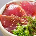 新鮮な鰹を特製タレで合わせて熱々ご飯にのせています