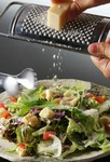 濃厚なチーズとドレッシングは新鮮な野菜を引き立てます