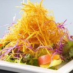 金時芋のパリパリ食感と新鮮野菜のシャキシャキ感が癖になります