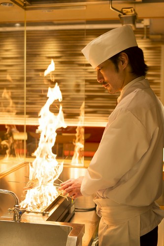当店では、生のカツオを季節に応じてお客様に提供しております。