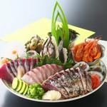 タタキは鰹だけじゃないんです！高知の食材を使用した名物料理も堪能できる皿鉢コースです。