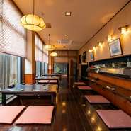 1階　カウンター席（8席）