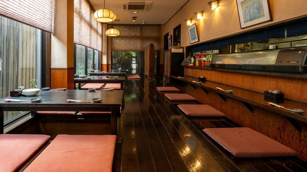 一階、カウンターとテーブル席での美味しい時間をご堪能下さい。