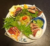 高知の味覚を一度に楽しめる、浪漫亭自慢の「鰹の食べ比べセット」。
鰹刺身、ヌタ、チリ酢たたき、塩たたきに加え、希少部位“ハランボ”の塩焼まで味わえる贅沢な内容です。