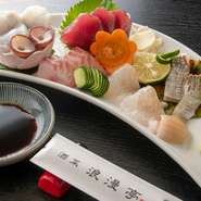 その日仕入れた新鮮な魚介類のみを、使っています。