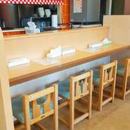 カウンター席を7席完備。お一人様からでも安心してご来店いただけます。