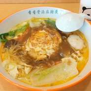 季節により変わる、高知の野菜やお肉など約40種類の具材を、バイキング形式でとって食べるスタイルです。
※麺、ライス、ドリンク別途料金（お水無料）