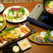 お料理は、旬の魚介をメインに、刺身・タタキ・寿司・揚げ物・焼き物など、ボリューム満点のオススメ料理を季節に合わせてご提供しております。県外からお越しの方にもオススメです。各種ご宴会で是非ご利用下さい。