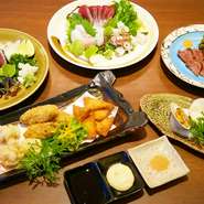 樹樹では、鰹の塩タタキ・たれタタキ、ウツボ料理、清水サバ、ウナギ、土佐の貝、鮎、土佐あかうし、はちきん地鶏、フルーツトマト、などなど、様々な高知の食が満載。地産地消の樹樹で、高知の旨いをご堪能下さい。