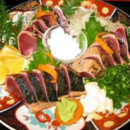 高知へ来たなら是非、おさえておきたいカツオのタタキ。樹樹では、鰹の刺身や鰹塩タタキ、鰹たれタタキをご提供しております。ハランボ焼きや酒盗などもございますので、お近くにお越しの際はお立ち寄り下さい。