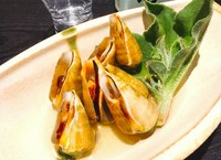 高知の貝を!!
チャンバラ貝、長太郎貝、さざえ、ニナ貝などなど、日により内容は変わります。
※写真はチャンバラ貝